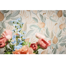 Papier peint à fleurs avec motif floral derrière un bouquet de fleurs