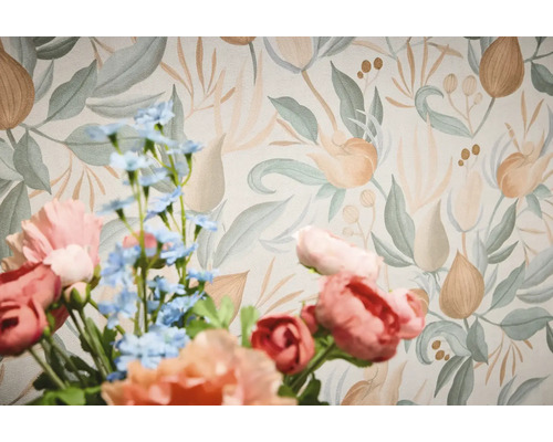 Papier peint à fleurs avec motif floral derrière un bouquet de fleurs