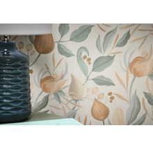 Gros plan d'un papier peint floral avec des feuilles et des fleurs à côté d'une lampe bleue