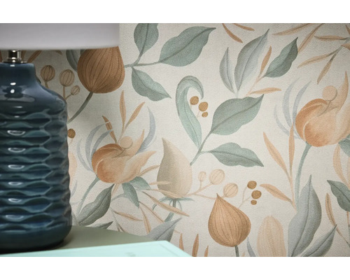 Gros plan d'un papier peint floral avec des feuilles et des fleurs à côté d'une lampe bleue