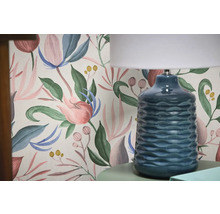 Papier peint décoratif à motifs floraux et lampe de table