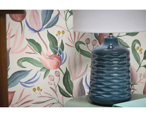 Papier peint décoratif à motifs floraux et lampe de table