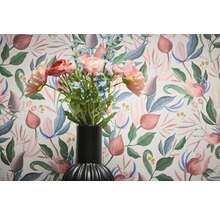 Papier peint à fleurs avec bouquet dans un vase noir