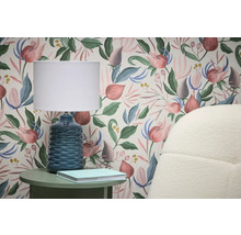 Scène avec papier peint à fleurs, lampe de table et table d'appoint