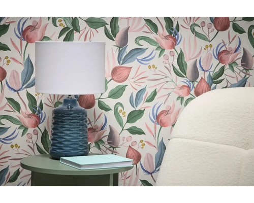 Scène avec papier peint à fleurs, lampe de table et table d'appoint