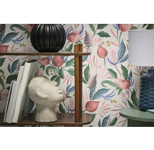 Vue d'une pièce avec étagère, lampe de table et papier peint à motif végétal