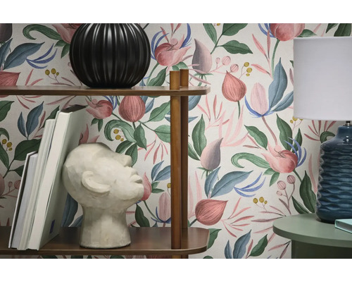 Vue d'une pièce avec étagère, lampe de table et papier peint à motif végétal