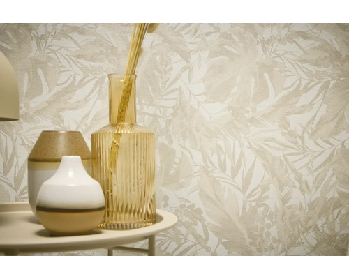 Papier peint décoratif avec motif végétal et vases sur une table