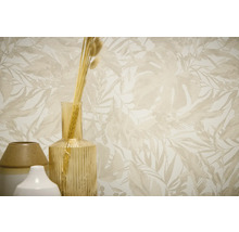 Papier peint à motifs avec vases et herbes dans un intérieur