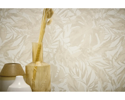 Papier peint à motifs avec vases et herbes dans un intérieur