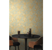 Szene mit einem Tisch, Stühlen und einer Wand mit Blattmuster-Tapete.