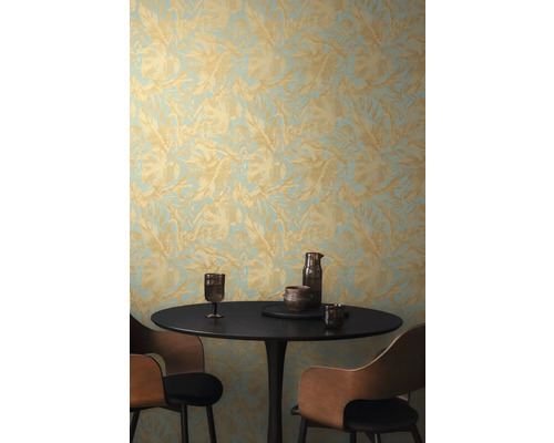 Szene mit einem Tisch, Stühlen und einer Wand mit Blattmuster-Tapete.