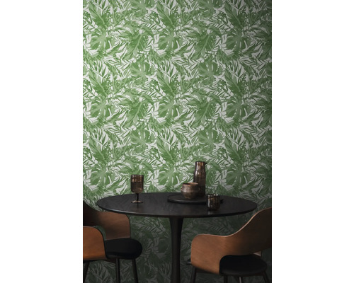 Salle à manger avec papier peint à feuilles vertes, table ronde et chaises