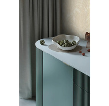 Dressoir décoratif avec bol et boules rayées vertes sur un support.