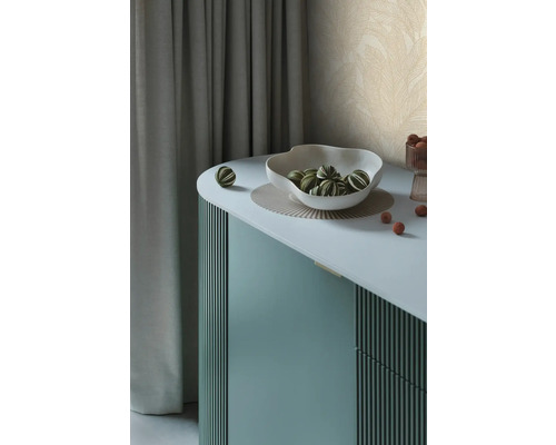 Dressoir décoratif avec bol et boules rayées vertes sur un support.