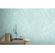 Gros plan d'un mur avec du papier peint à motif de feuilles