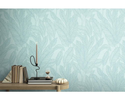 Gros plan d'un mur avec du papier peint à motif de feuilles