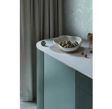 Buffet décoratif avec bol et boules comme élément d'aménagement intérieur.