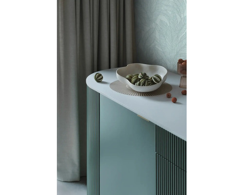 Buffet décoratif avec bol et boules comme élément d'aménagement intérieur.