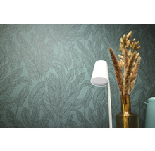 Gros plan d'un papier peint mural avec un motif de feuilles