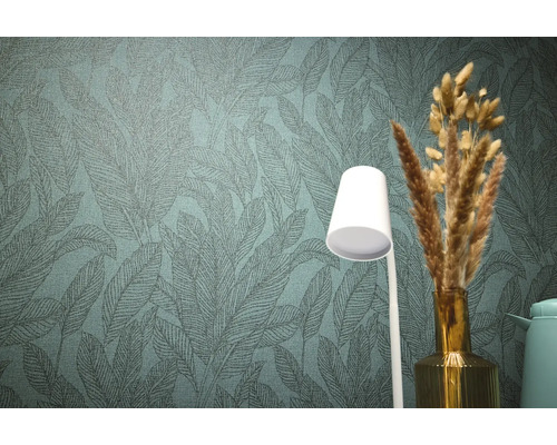 Gros plan d'un papier peint mural avec un motif de feuilles