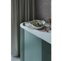 Dekoratives Interieur mit Schale, Kugeln und Kommode