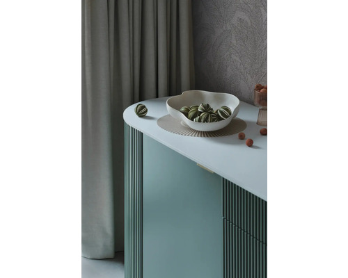 Dekoratives Interieur mit Schale, Kugeln und Kommode