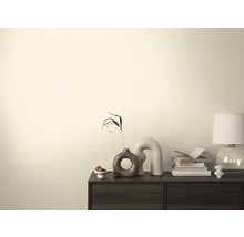 Wohnzimmer mit Kommode, Tischlampe, Büchern und Dekorationen.