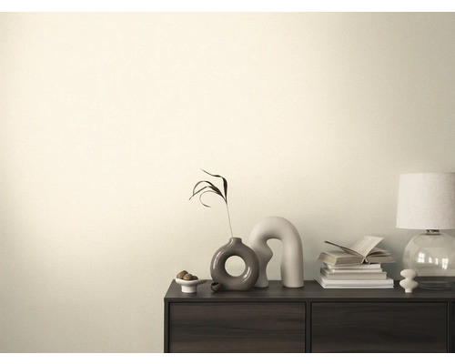 Wohnzimmer mit Kommode, Tischlampe, Büchern und Dekorationen.