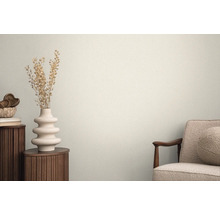 Dekorative Inneneinrichtung mit Vase, Trockenblumen und Sessel