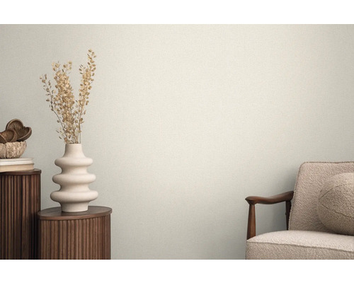 Dekorative Inneneinrichtung mit Vase, Trockenblumen und Sessel