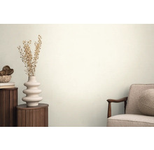 Ambiance de salon avec table d'appoint, vase avec fleurs séchées et fauteuil