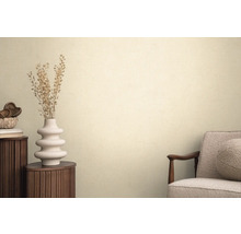 Intérieur décoratif avec commode, vase avec fleurs séchées et fauteuil