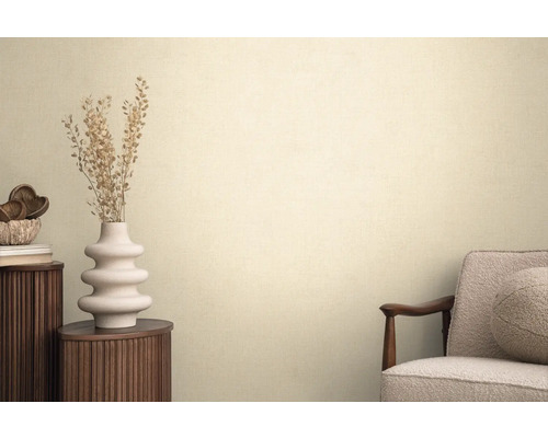 Intérieur décoratif avec commode, vase avec fleurs séchées et fauteuil