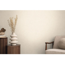 Espace de vie avec papier peint textile, fauteuil, table d'appoint ronde et décoration