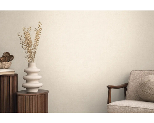 Espace de vie avec papier peint textile, fauteuil, table d'appoint ronde et décoration