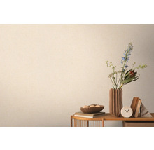 Gros plan d'un papier peint texturé à côté d'une table avec des décorations