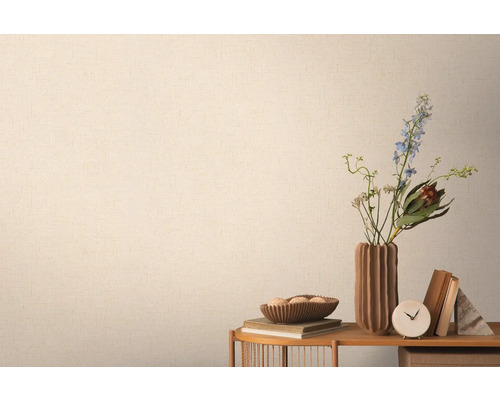 Gros plan d'un papier peint texturé à côté d'une table avec des décorations