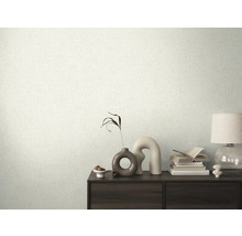 Décoration murale avec papier peint à motifs clairs et armoire en bois foncé avec décorations