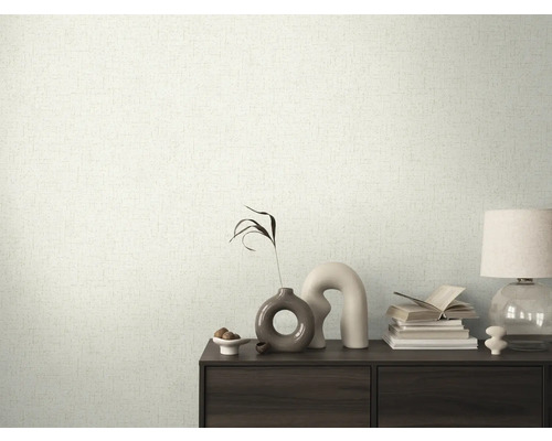 Décoration murale avec papier peint à motifs clairs et armoire en bois foncé avec décorations