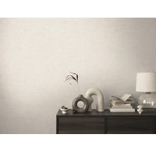 Pièce décorative avec papier peint à motifs et armoire en bois foncé