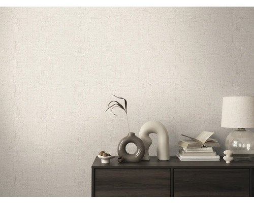 Pièce décorative avec papier peint à motifs et armoire en bois foncé