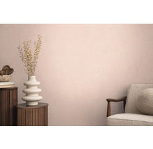 Vue d'une pièce avec papier peint textile, chaise et décoration