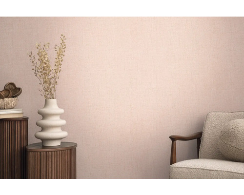 Vue d'une pièce avec papier peint textile, chaise et décoration