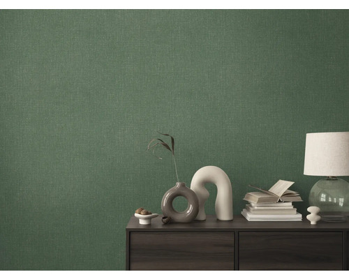 Gros plan d'un papier peint textile vert sur un mur derrière une armoire.