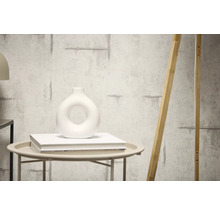 Mur décoratif avec structure en ciment et un élément en bois appuyé contre celui-ci.