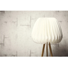 Lampadaire avec abat-jour plissé et pied en bois