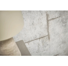 Dekoratives Wandpaneel mit Betonoptik und linearem Relief