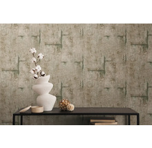 Pièce décorative avec papier peint à motifs, vase et table