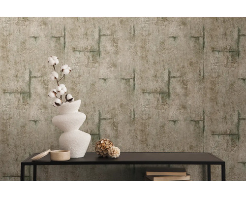 Pièce décorative avec papier peint à motifs, vase et table